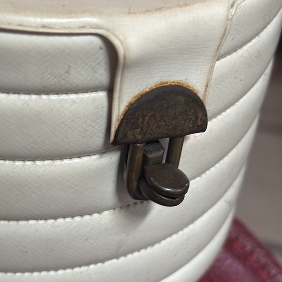 Galavanting Vintage 1950s White Vinyl Small Round Beehive Box Handbag - Picture 2 of 9